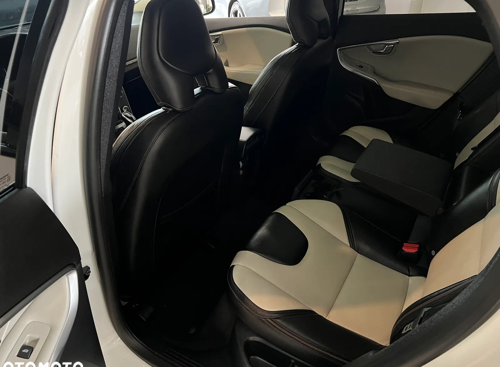 Volvo V40 cena 85900 przebieg: 142000, rok produkcji 2016 z Pilawa małe 562